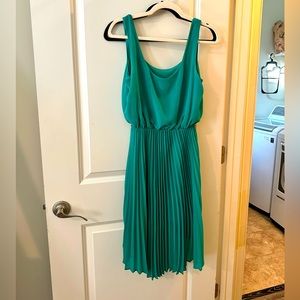 Bebe Emerald Green Pleated Chiffon Dress - Size Small